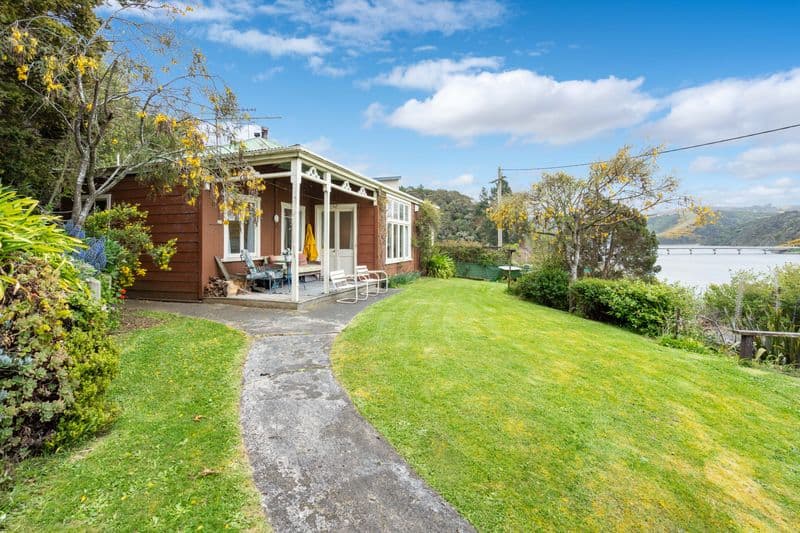 6 Kingston Terrace , Taieri Mouth, Clutha