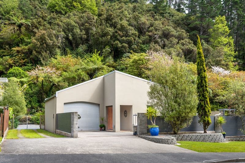 108 Pinehaven Road, Pinehaven, Upper Hutt City